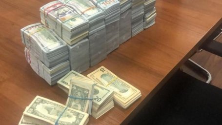 ​В Киеве копы изъяли $400 000 "воровской кассы"
