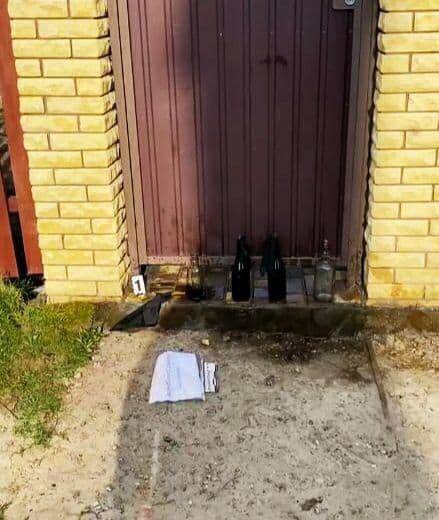 Директору коммунальных предприятий столицы у входа в дом оставили коктейли Молотова