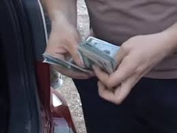 ​В Днепре полицейский, которого поймали на взятке, выбросил деньги в туалет