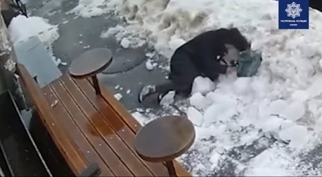 В Киеве на девушку упал снег со льдом