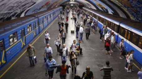 На «Берестейской» мужчина с ножом пытался себя порезать и забежал в тоннель метро