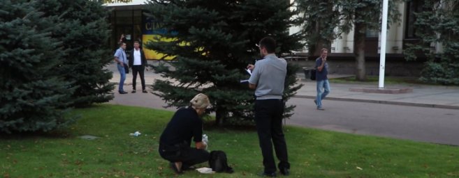 ​В Днепре мужчина ударил себя в живот возле здания ОГА