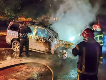 В Киеве ​во дворе жилого дома сгорело два автомобиля