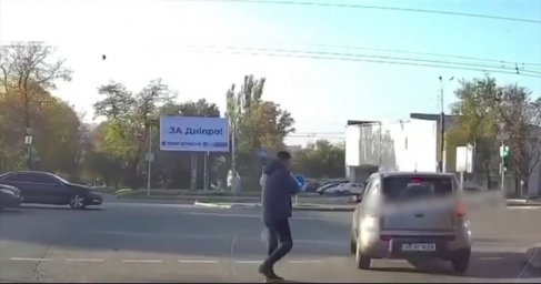 ​В Днепре пешеход на переходе обстрелял автомобиль
