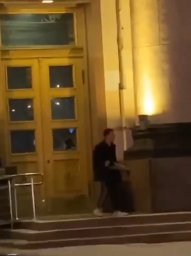 ​В Харькове мужчина напал на здание ОГА с криками «Аллах акбар»