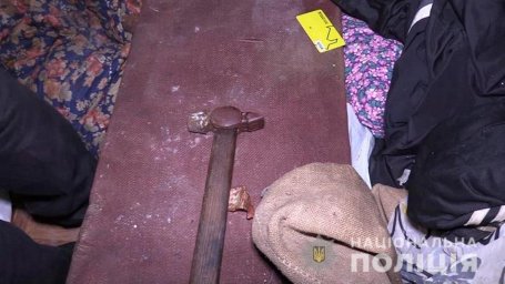 Мужчина молотком забил до смерти спящего брата, тело которого неделю пролежало в квартире под одеяло