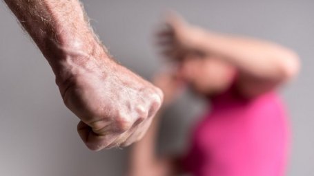 Полицейские задержали 25-летнего сына, который жестоко избивал мать Полицейские задержали 25-летнего сына, который жестоко избивал мать