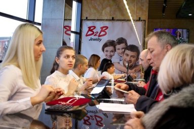 В Украине рухнула очередная финансовая пирамида. Вкладчики B2B Jewelry пытаются вернуть свои деньги