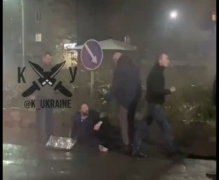 ​В Ужгороде пьяный владелец развлекательного центра «Джин» Илья Агапов влетел в круг возле ТЦ «Токио