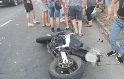В Одессе мотоциклист сбил женщину с детьми: его избили прохожие
