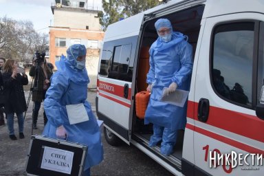 ​В Ровно медики оставили тело женщины в подъезде