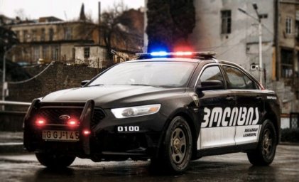 ​В грузинском городе Зугдиди мужчина с автоматом и гранатой захватил заложников в банке