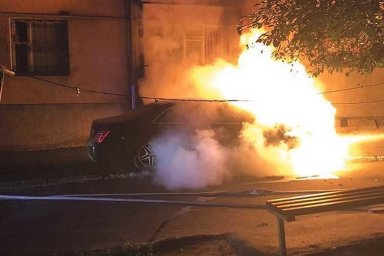 На Драгоманова в Киеве сгорели два автомобиля