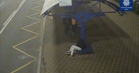 ​В Киеве поймали воришек, которые обокрали спящего человека