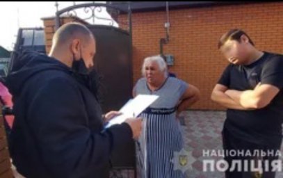 Аферисток, выманивших у пенсионерки почти миллион гривен за «снятие порчи»