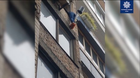 ​В Киеве патрульные спасли самоубийцу