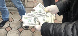 ​В Одессе задержали чиновников во время получения взятки