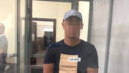 ​В поезде «Киев - Мариуполь» мужчина ворвался в купе к женщине с ребенком, избил ее и пытался изнаси