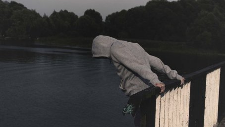 Киевлянин пытался покончить с собой, спрыгнув с моста на станции метро «Днепр»
