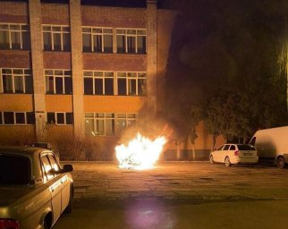 ​У Львові детективу НАБУ спалили автівку