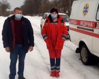 ​Перегрыз капельницу и полез в драку: пациент "скорой" набросился на медиков