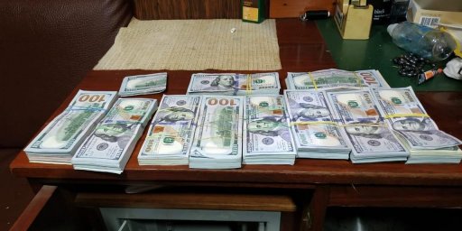 Пограничники задержали судно с незадекларированной валютой