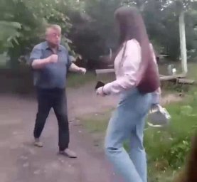 В Мариуполе мужчина ни с того ни с сего начал бросаться на девушек