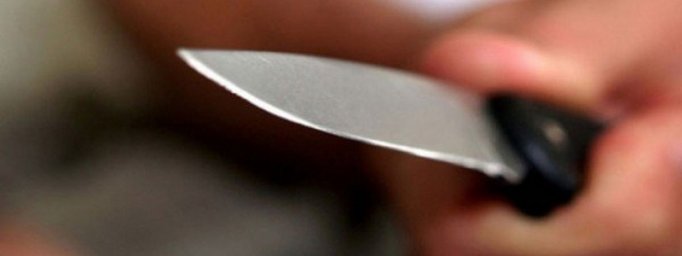 В Киеве женщина вонзила нож в ягодицу своему мужу В Киеве женщина вонзила нож в ягодицу своему мужу