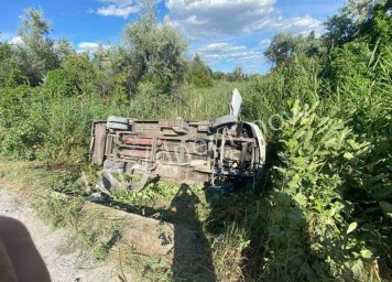 Под Днепром перевернулся микроавтобус с пассажирами
