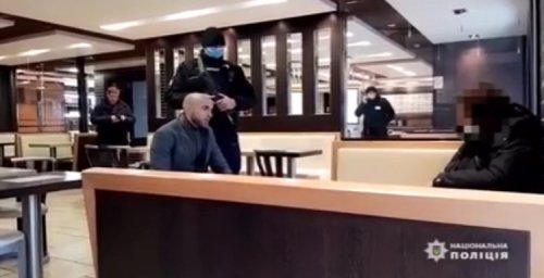 На одесской улице Дерибасовская мужчина грозился взорвать гранату в McDonald’s