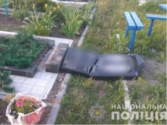 Под Харьковом дети разгромили 13 могил на кладбище Под Харьковом дети разгромили 13 могил на кладбище