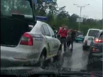 В Киеве устроили самосуд над пьяным водителем, пытавшимся сбежать от копов