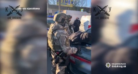 ​В Тернополе задержали группу, которая «выбивала» деньги из «валютчиков»