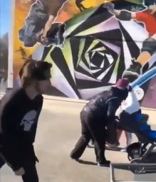 ​В Николаеве мужчина с ребенком стрелял по скейтерам