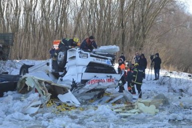 В Черниговской области с 20-метровой высоты в реку Десна упала фура