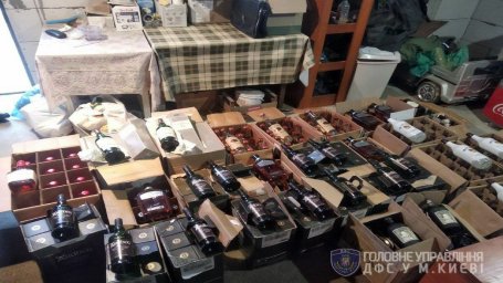 ​В Киеве подпольно изготовляли алкоголь и маскировали его под известные бренды