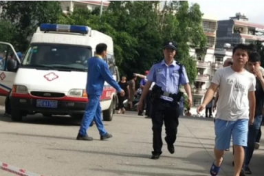 В Китае охранник напал на школу: ранены десятки детей