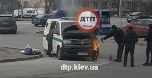 ​В Киеве на ходу загорелся инкассаторский автомобиль