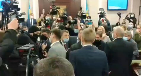 ​В Киевоблсовете произошла стычка между нардепом и полицией