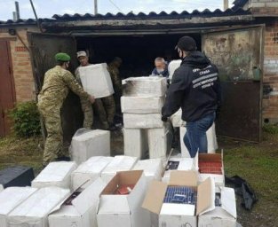 Харьковские пограничники нашли склад сигарет из РФ на 1,2 миллиона гривен