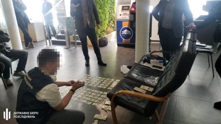 ​В Киеве ГБР задержало прокурора на взятке в 100 тысяч долларов