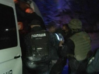 Мужчина нервно отреагировал на просьбу охранника надеть маску