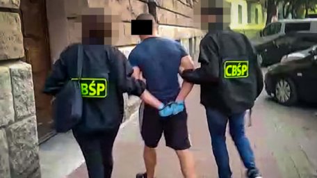 ​В Польше на подпольной сигаретной фабрике задержали 12 украинцев