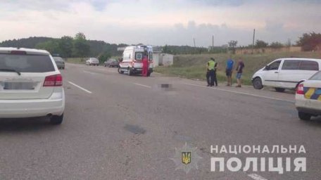 На трассе под Одессой под колеса автомобиля попала 10-летняя девочка