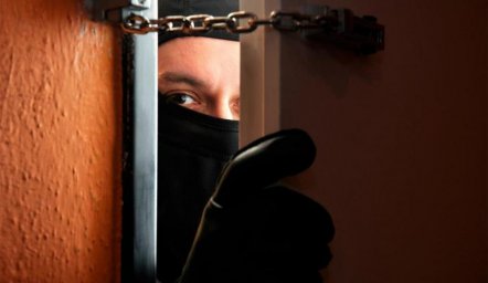 Под Киевом банда грабила сейфы в офисах, каждый раз меняя внешность