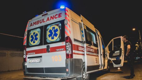 В Днепре из окна выпала девушка