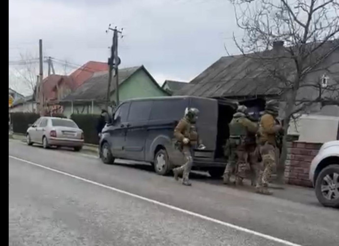 На Закарпатті чоловік кинув гранату у двір поліцейського: його затримали на горищі