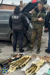 Дев’ятьох ділків затримали за спроби торгівлі «трофейною» зброєю