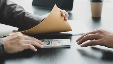 Розкішне життя за чужий рахунок: суддя з Дніпра підозрюється у незаконному збагаченні