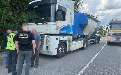 Нелегальний "виїзд за 12 тисяч доларів": у Києві викрили схему переправлення чоловіків за кордон